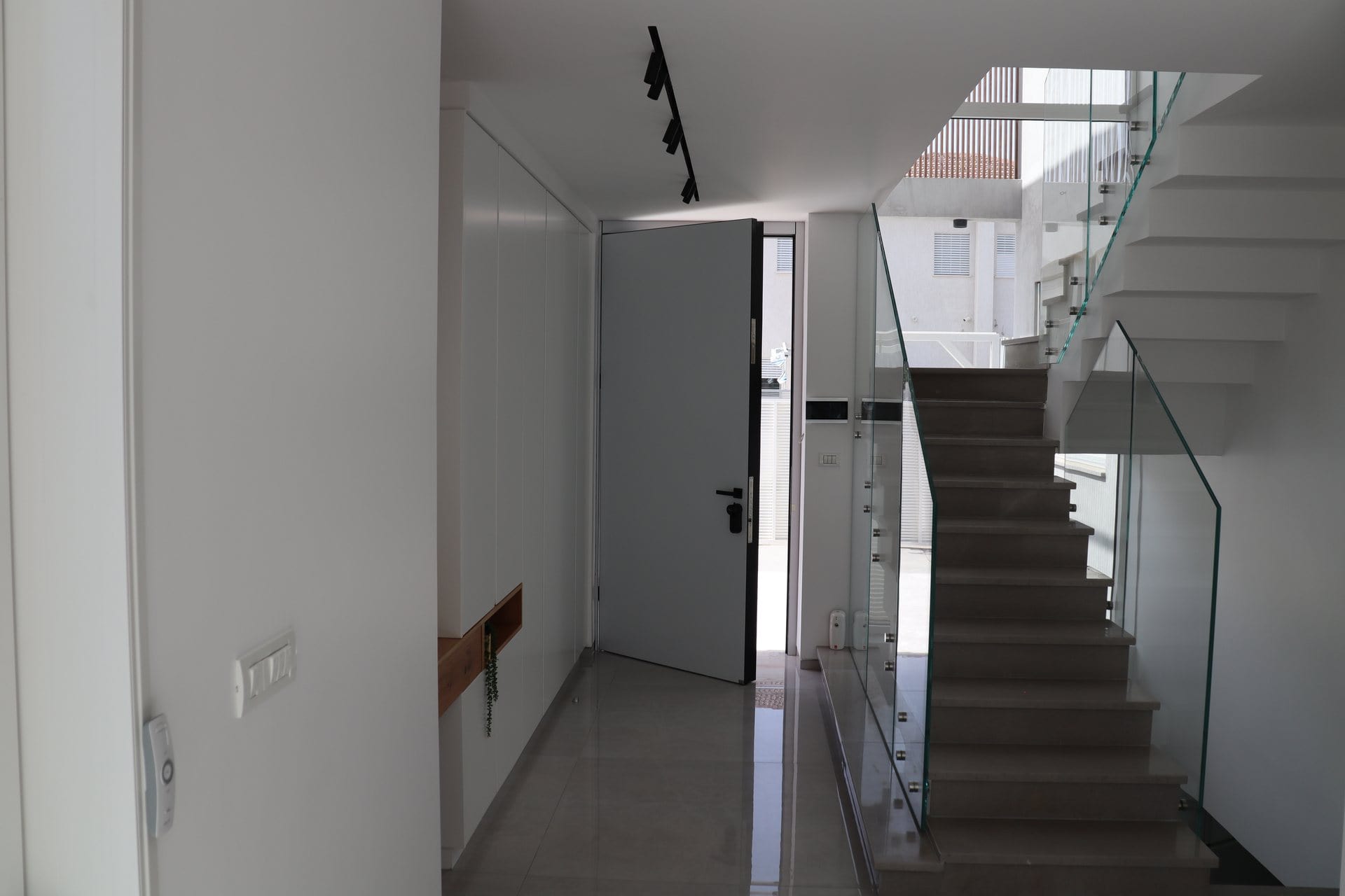 ZERO LINE ENTRANCE DOOR